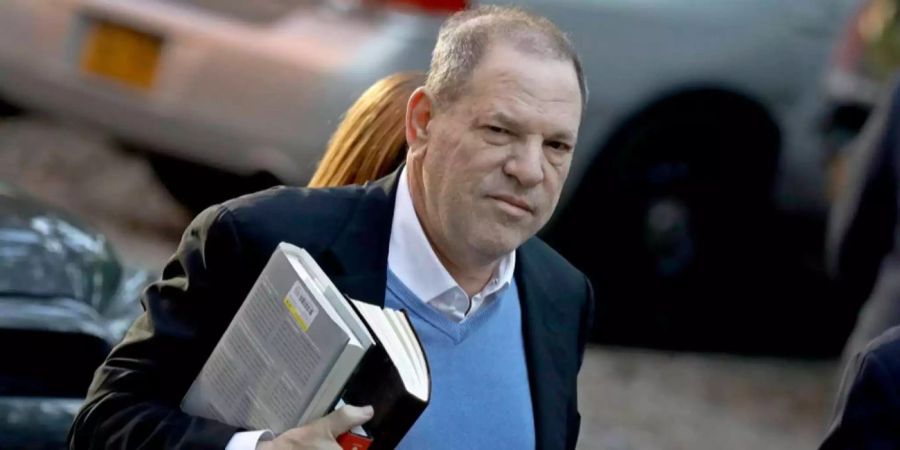 Der Ex-Filmmogul Harvey Weinstein darf auch weiterhin frei herumlaufen. Der Richter ordnete keinen Hausarrest für den 66-Jährigen an.