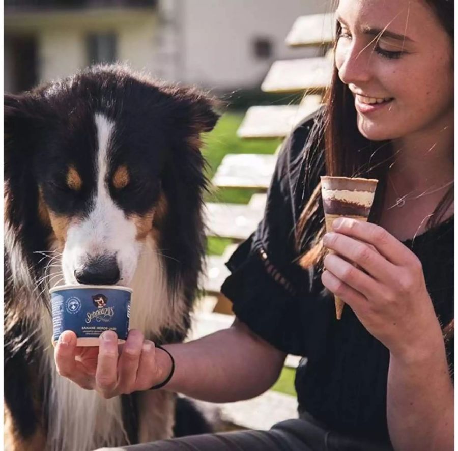 Hund Loui testet jeweils die verschiedenen Glacésorten und ist ein dankbares Versuchskaninchen.