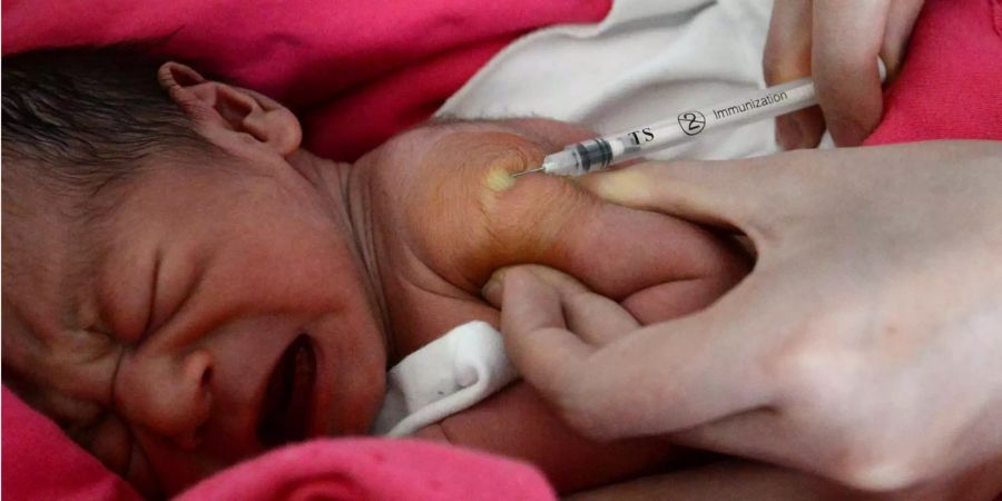 Ein kleines Kind weint beim Spritzen in einem Krankenhaus in der nordchinesischen Provinz Hebei.