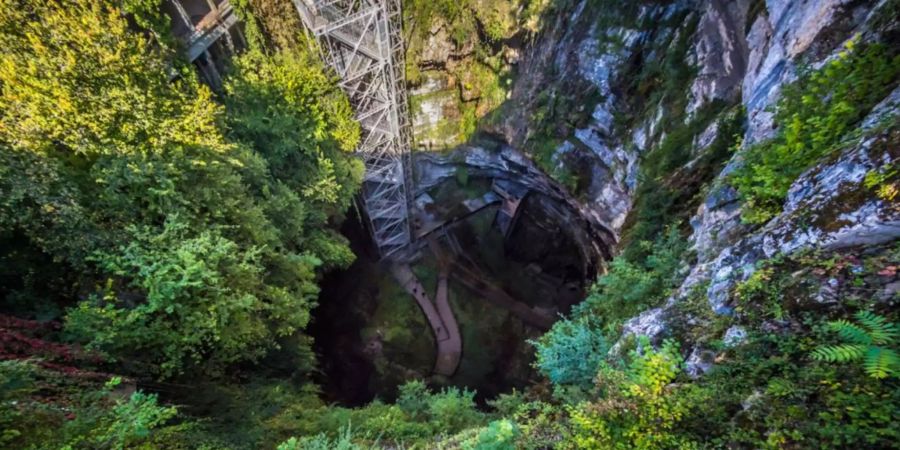 «Le gouffre de Padirac» – Der Schlund von Padirac im Südwesten Frankreichs.