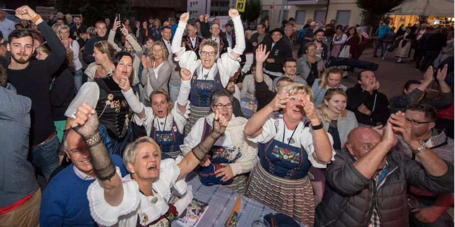 Trotz Tradition Platz für Aktuelles: Jodlerinnen und Jodler feiern den Sieg der Schweizer Fussball Nationalmannschaft gegen Serbien.