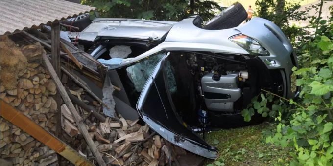 Ein Autofahrer fuhr am Sonntagmorgen in Oberbüren SG in einen Schopf. Ein Autofahrer fuhr am Sonntagmorgen in Oberbüren SG in einen Schopf.