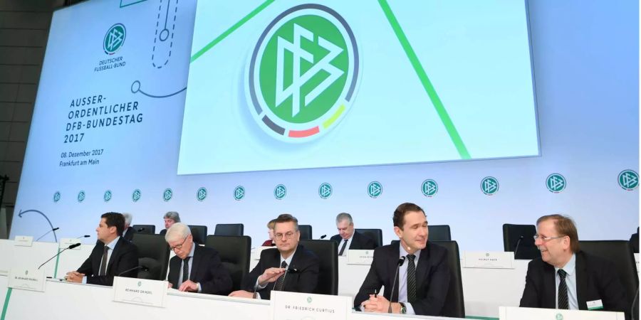 Das Präsidium des Deutschen Fussball-Bund (DFB) an einer Pressekonferenz. (Symbolbild)