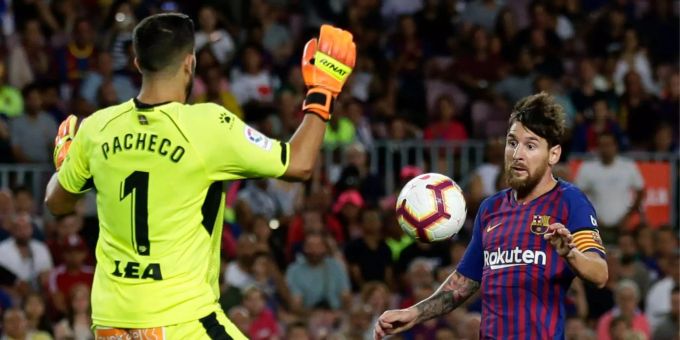 Lionel Messi im Duell Alaves-Goalie Pacheco. Lionel Messi im Duell Alaves-Goalie Pacheco.