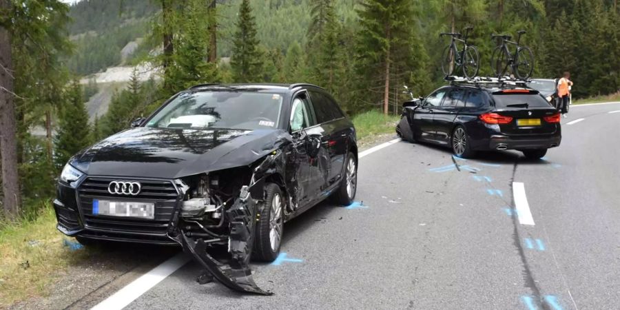 Autos nach einer seitlich-frontalen Kollision bei einer Rechtskurve in Marmorera GR.