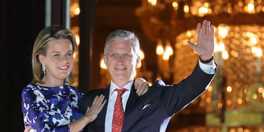 Belgiens König Philippe und Frau Mathilde begrüssen das Volk zur Fünf-Jahres-Feier.