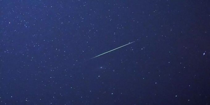 Ein Meteor am Nachthimmel. Meteor