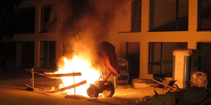 Dumper steht in Flammen - Kapo Basel-Landschaft