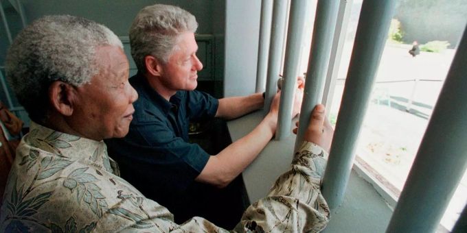 Der ehemalige US-Präsident mit Mandela in dessen früherer Gefängniszelle. Der ehemalige US-Präsident mit Mandela in dessen früherer Gefängniszelle.