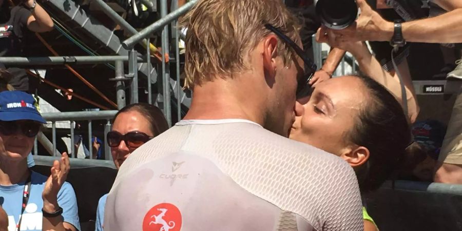 Eiskunstläuferin Sarah Meier feiert ihren Verlobten Jan van Berkel nach seinem Sieg am Iron Man Zürich im Juli.