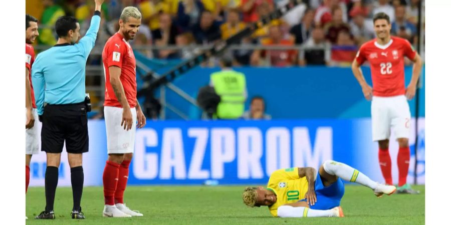 WM 2018: Valon Behrami sieht wegen einem Foul an Neymar die Gelbe Karte.