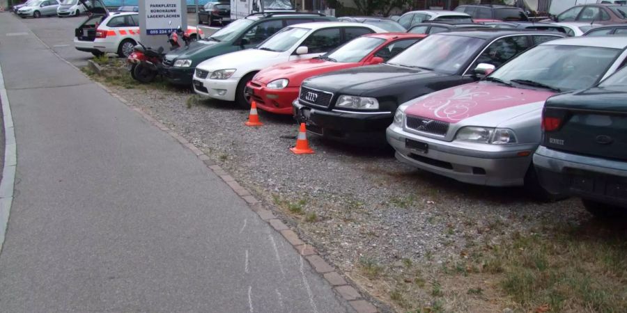 Der Anhänger beschädigte im sankt-gallischen Jona mehrere Autos.