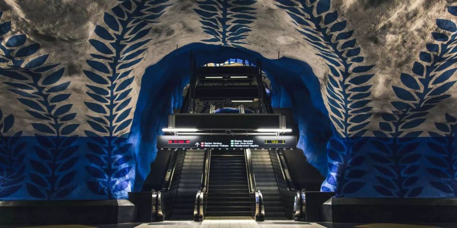 Verzierungen an den Wänden der U-Bahnstationen von Stockholm.