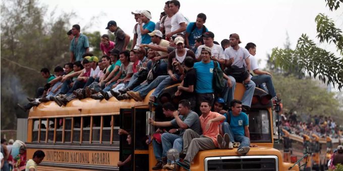 Studenten in Nicaragua protestieren, nachdem die Staatshilfe für Universitäten gestrichen wurde. Studenten in Nicaragua protestieren, nachdem die Staatshilfe für Universitäten gestrichen wurde.