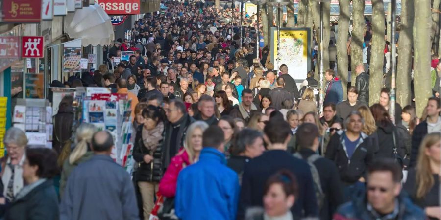 Stuttgarter Passanten gehen durch die Königstrasse. Laut dem statistischen Bundesamt zu Bevölkerung mit Migrationshintergrund gibt es in Deutschland 19,3 Millionen Menschen mit Migrationshintergrund.