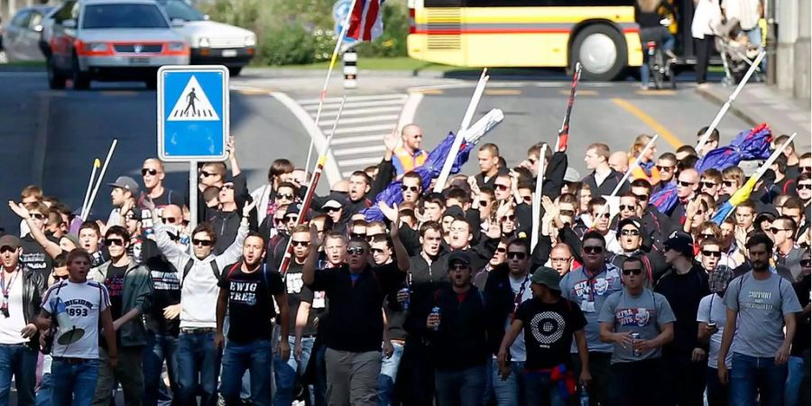 Fans des FC Basel marschieren zum Stadion in Thun im Jahr 2011 (Symbolbild).