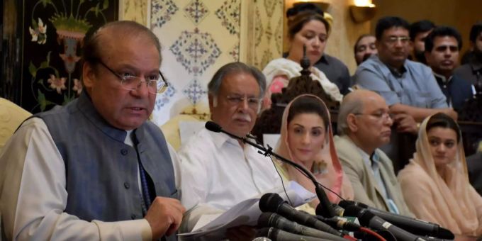 Nawaz Sharif (ganz links) muss ins Gefängnis (Archivbild). Nawaz Sharif (ganz links) muss ins Gefängnis (Archivbild).