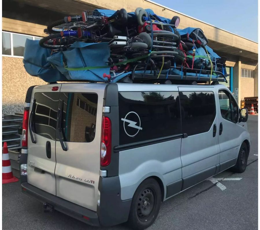 Der Transporter hatte mehrere Velos und Trottinetts auf das Dach gebunden.