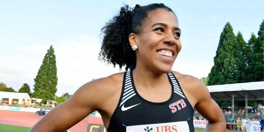 Mujinga Kambundji strahlt nach ihrem neuen Schweizer Rekord über 100m an den Leichtathletik Schweizer Meisterschaften in Zofingen am Freitag, 13.Juli 2018.