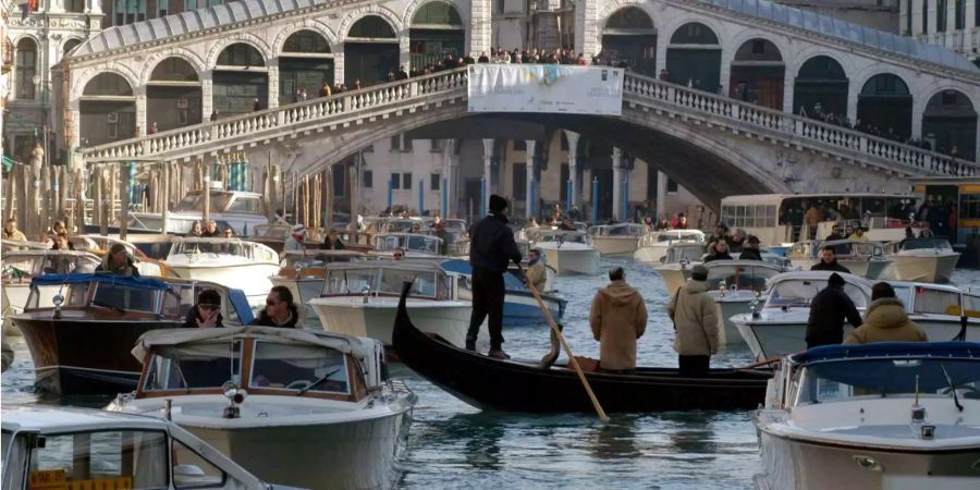 Venezianische Wassertaxis blocken während einer Protestaktion den Canal Grande in Venedig. Über den Schiffsverkehr in Venedig wird seit langem gestritten.