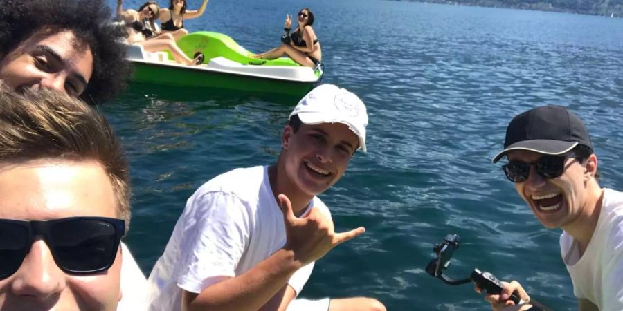 Die Summertour Crew auf dem Pedalo