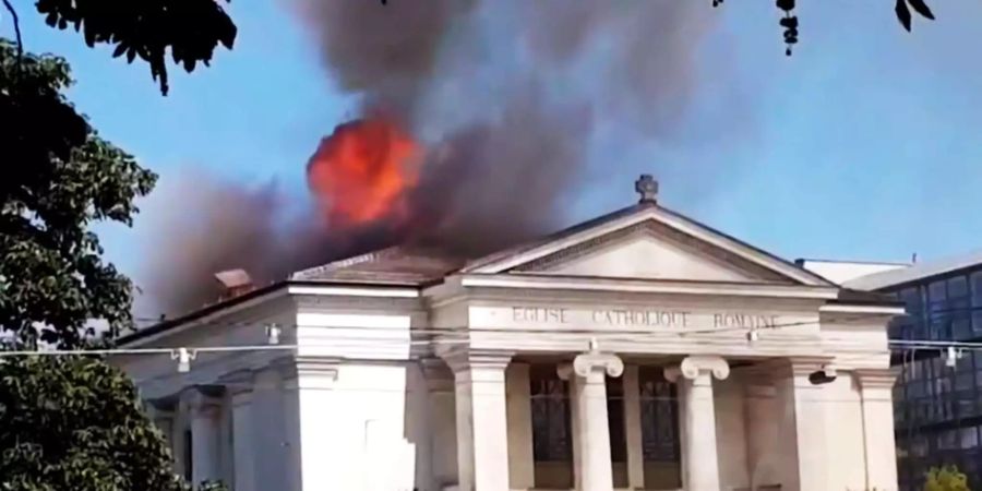 Die Genfer Kirche steht in Flammen.