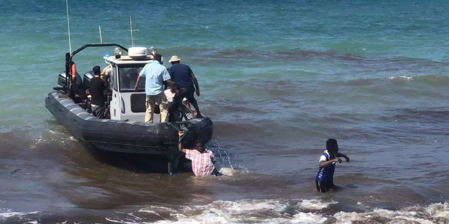 Die libysche Küstenwache ist täglich im Einsatz und fasst Flüchtlingsboote ab.