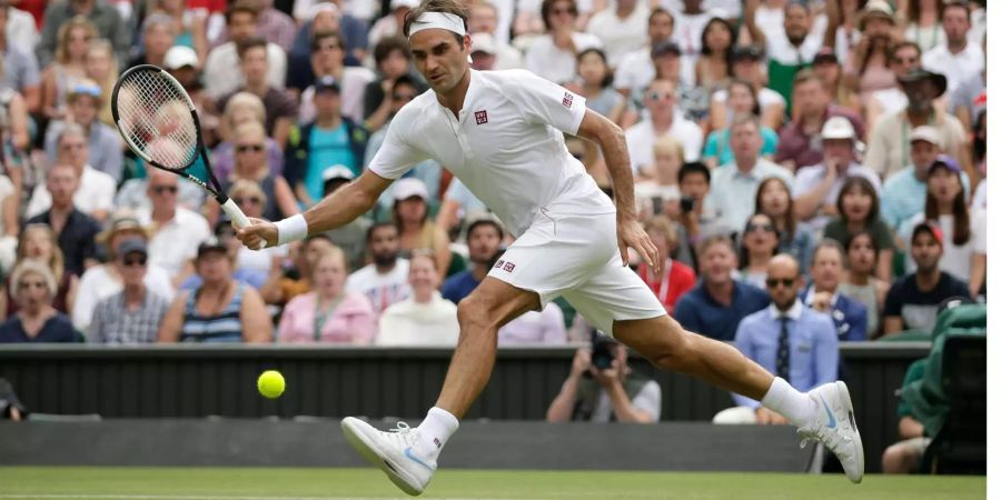 Roger Federer im Achtelfinal im Centre Court von Wimbledon.