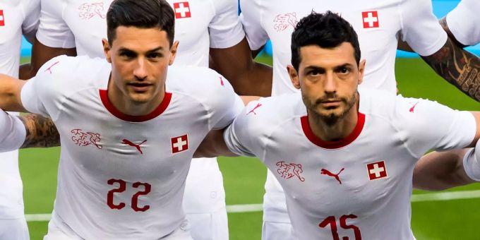 Fabian Schär und Blerim Dzemaili spielen heute Abend gegen ihre Klubkollegen. Fabian Schär und Blerim Dzemaili spielen heute Abend gegen ihre Klubkollegen.