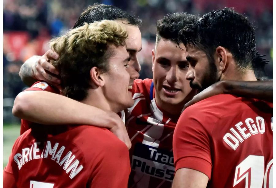 Bleiben wir in Spanien: Atletico ist bereit für den Spitzenkampf mit Barcelona vom kommenden Wochenende. In Sevilla gewinnt der Tabellenzweite gleich mit 5:2! Antoine Griezmann glänzt mit drei Toren, daneben treffen Rückkehrer Diego Costa und Koke.