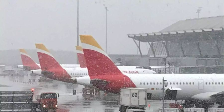 Heftige Schneefälle in Spanien - Flughafen Madrid schliesst Pisten.