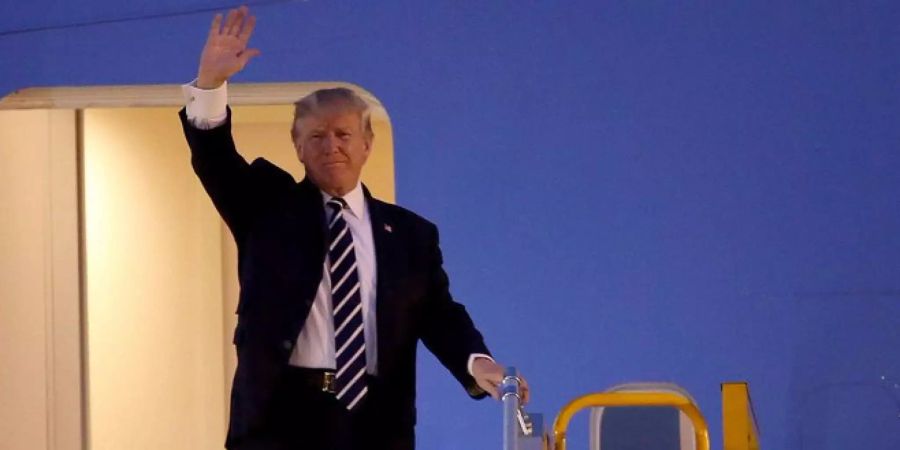 Trump trifft in Hanoi ein.