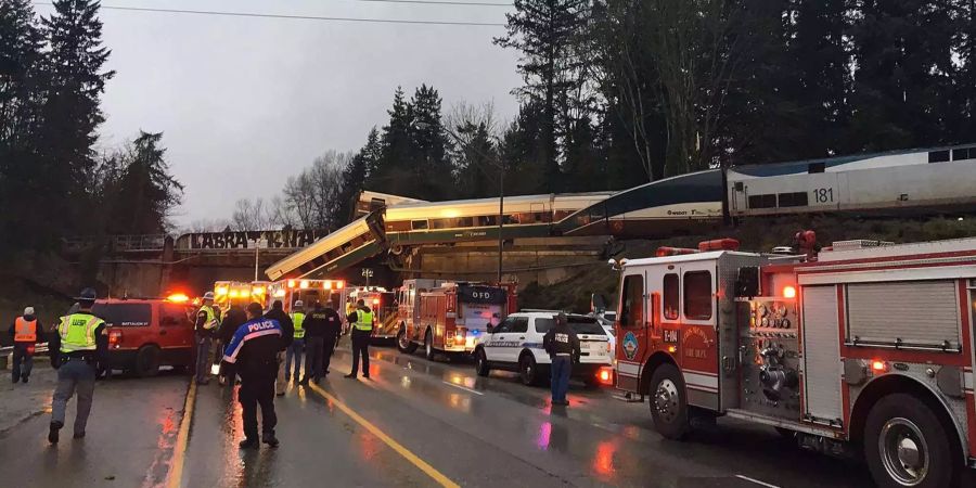 Im US-Bundesstaat Washington, nahe der Stadt Seattle, ist ein Zug entgleist und auf einen Highway gestürzt.