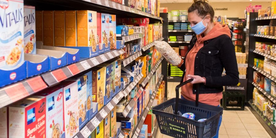 Die Maskenpflicht im Einzelhandel ist mittlerweile Vergangenheit. Dennoch tragen viele den Mund-Nasen-Schutz weiterhin.