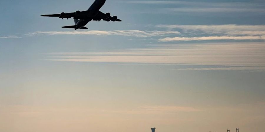 Flugzeug über einem Flughafen