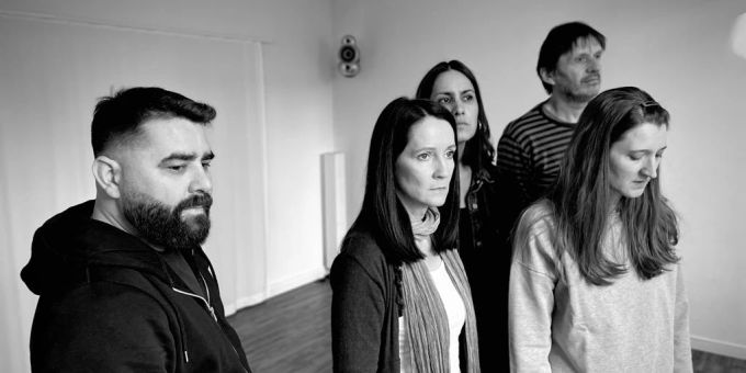 Das Theaterensemble aus fünf Personen bestehend: Samuel Bally (links), Anke Kurt (Mitte), Martina Rick (vorne), Wayra Knecht (hinten) und Laci Gaspar (hinten rechts). Theater