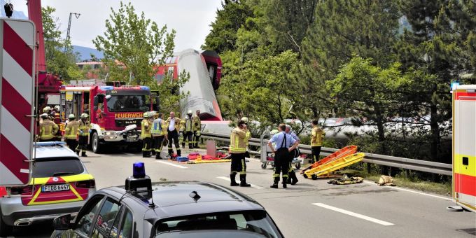 Bei dem Zugunglück sind drei Waggons umgekippt. Garmisch-Partenkirchen