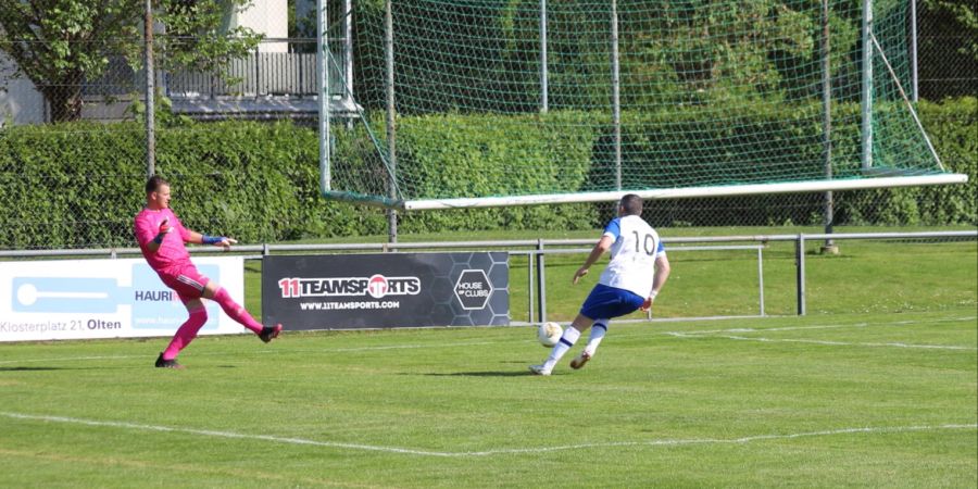 FC Olten: Giovanni Gerardi, Spieler der 1. Mannschaft, lauert auf Torhüterfehler. - Olten