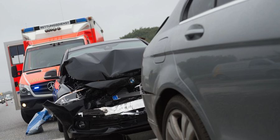 Nur ein Blechschaden, oder mehr? Auf jeden Fall heisst es nach einem Unfall erst einmal: Ruhe bewahren, Unfallstelle absichern, Verletzten helfen.