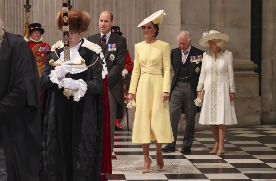 Prinz Charles zeigte in der Kirche, wie nah er seinem Sohn William und Gattin Kate steht.