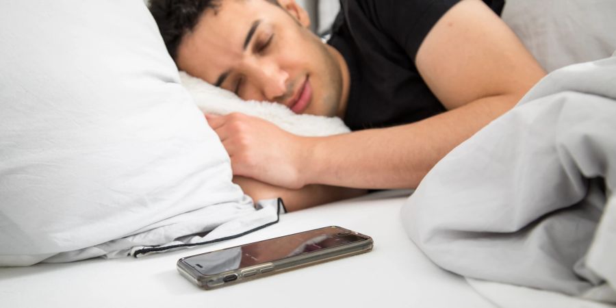 Smartphone Mann Bett Schlaf