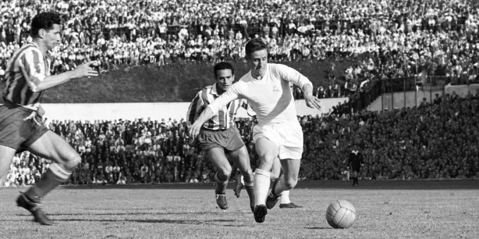 Raymond Kopa von Real Madrid geht gegen Atlético Madrid in den Abschluss. La Liga