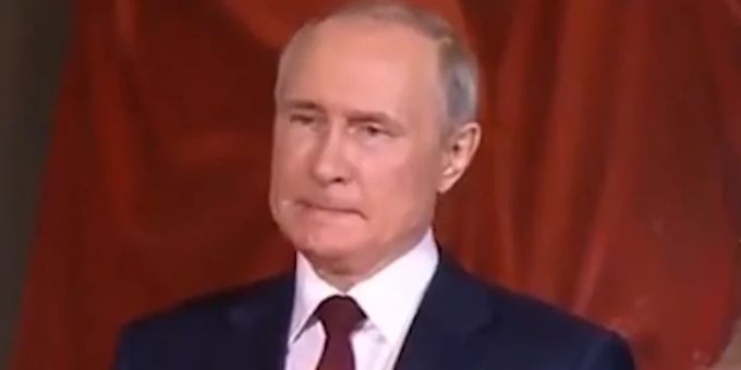 Kaut auf Lippe - Neues Putin-Video feuert Parkinson-Gerüchte an