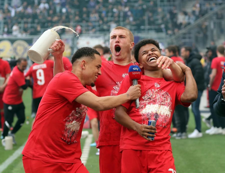 Noah Okafor (l.) bejubelt seinen fünften Titel mit Red Bull Salzburg. Am 1. Mai steht sein Team noch im Cup-Final.