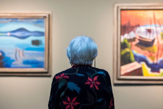 Für die Aktivierung eignet sich alles, was die Sinne anspricht – zum Beispiel farbenfrohe Bilder. In einigen Museen gibt es Ausstellungen, die sich speziell an Demenzkranke richten. Frau bunt Bilder Museum Ausstellung