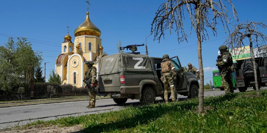 Russische Soldaten bewachen in Berdjansk im Gebiet der Donezker «Volksrepublik» in der Ostukraine den Bereich vor einer orthodoxen Kirche. (Archivbild)