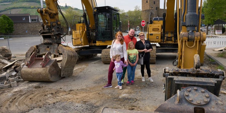 Valentyna Ridvanskaya (M) und ihre Familie, Ehemann Juri (r), Schwiegermutter Svitlana und die Kinder Polina und Uliana stehen vor den Resten der Ahrtorbrücke. Die aus der Nähe von Kiew geflohene Familie hilft bei der Hilfsorganisation „Arche“ aus, die sich um die von der Flutkatastrophe betroffenen Menschen kümmert.