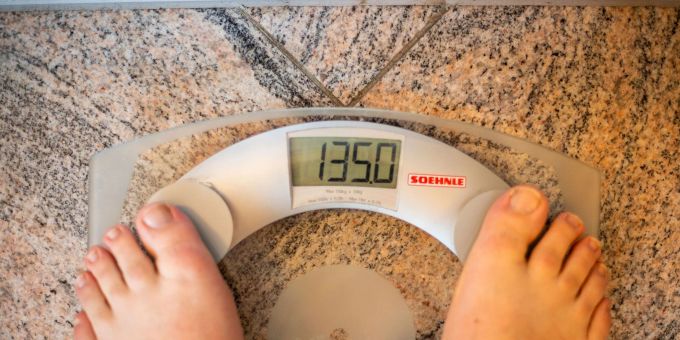 Für die WHO Europa gelten Menschen ab einem Body Mass Index von 25 als übergewichtig, ab 30 sprechen die Experten von Fettleibigkeit. Fettleibigkeit