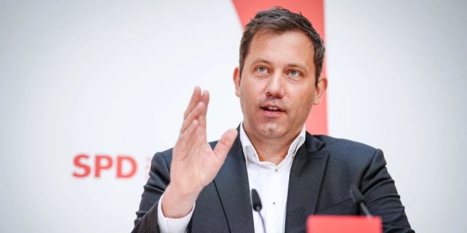 SPD-Chef Lars Klingbeil nimmt seine Parteikollegin Christine Lambrecht in Schutz. Lars Klingbeil