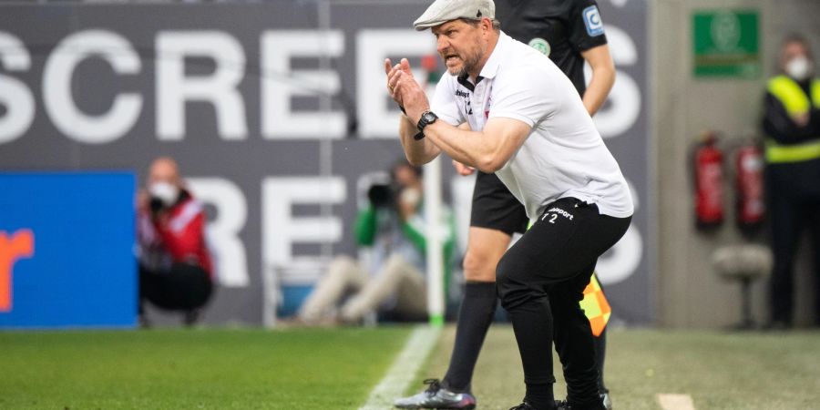 Kölns Trainer Steffen Baumgart treibt seine Mannschaft während einer Partie lautstark an.